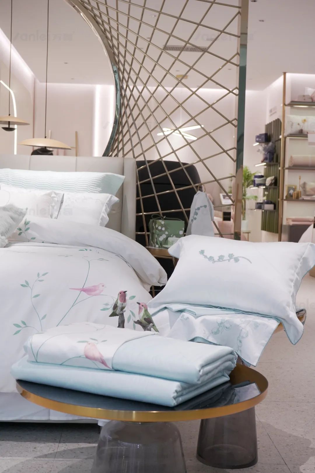 萬磊案例賞析 | 金屬遇上絲絨，尋覓絲質(zhì)般舒適生活