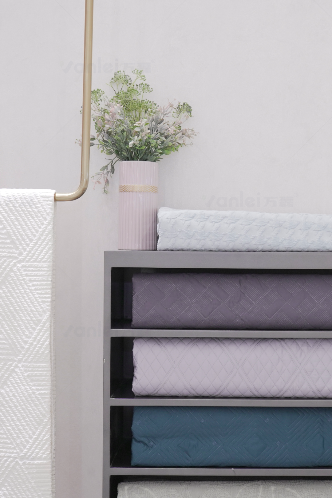 萬磊案例賞析 | 金屬遇上絲絨，尋覓絲質(zhì)般舒適生活