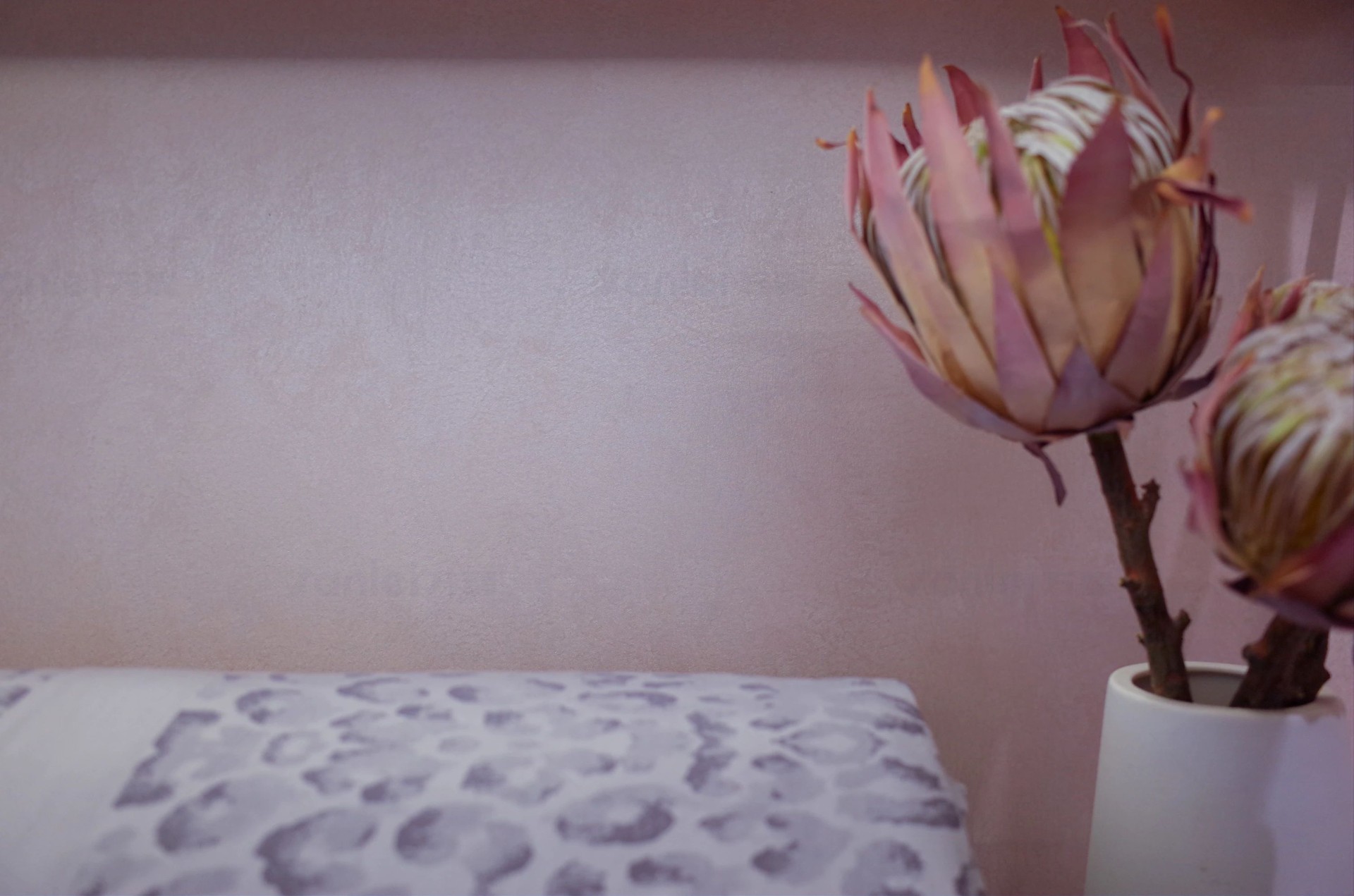 萬磊案例賞析 | 金屬遇上絲絨，尋覓絲質(zhì)般舒適生活